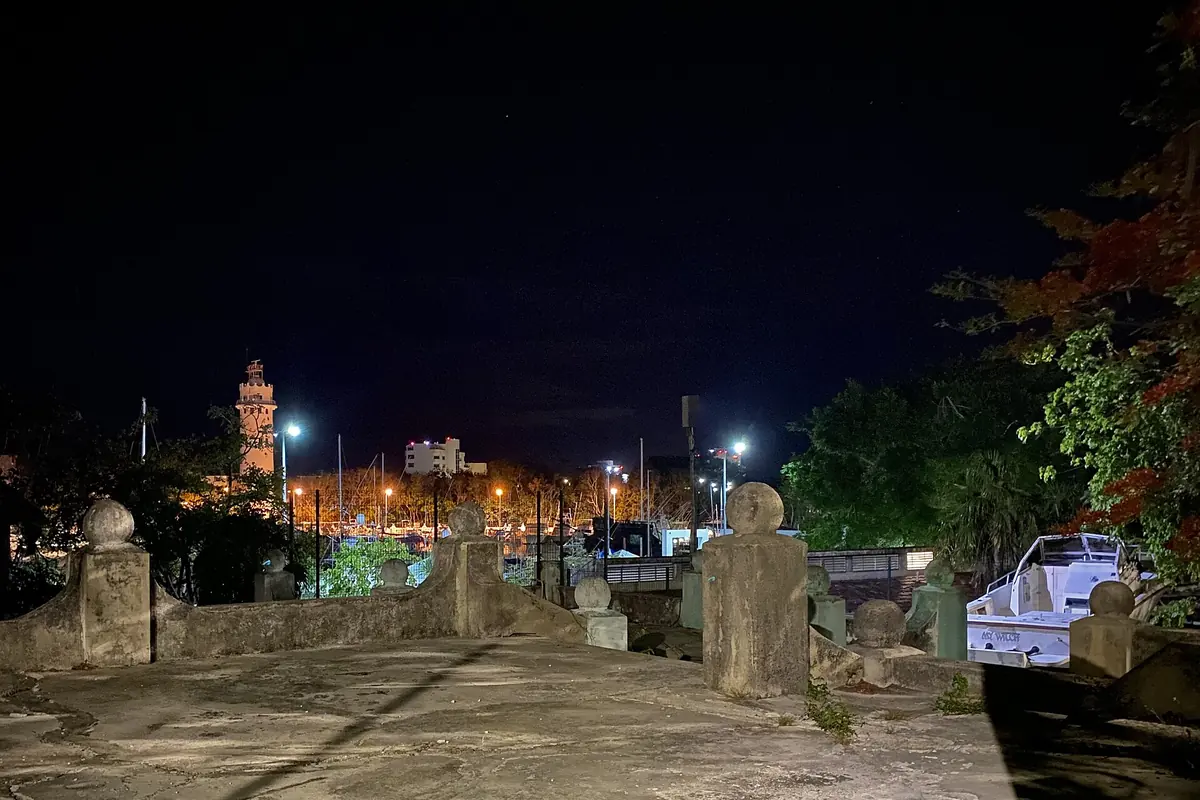 San Miguel de Cozumel v noci, světla města za kamennou promenádou